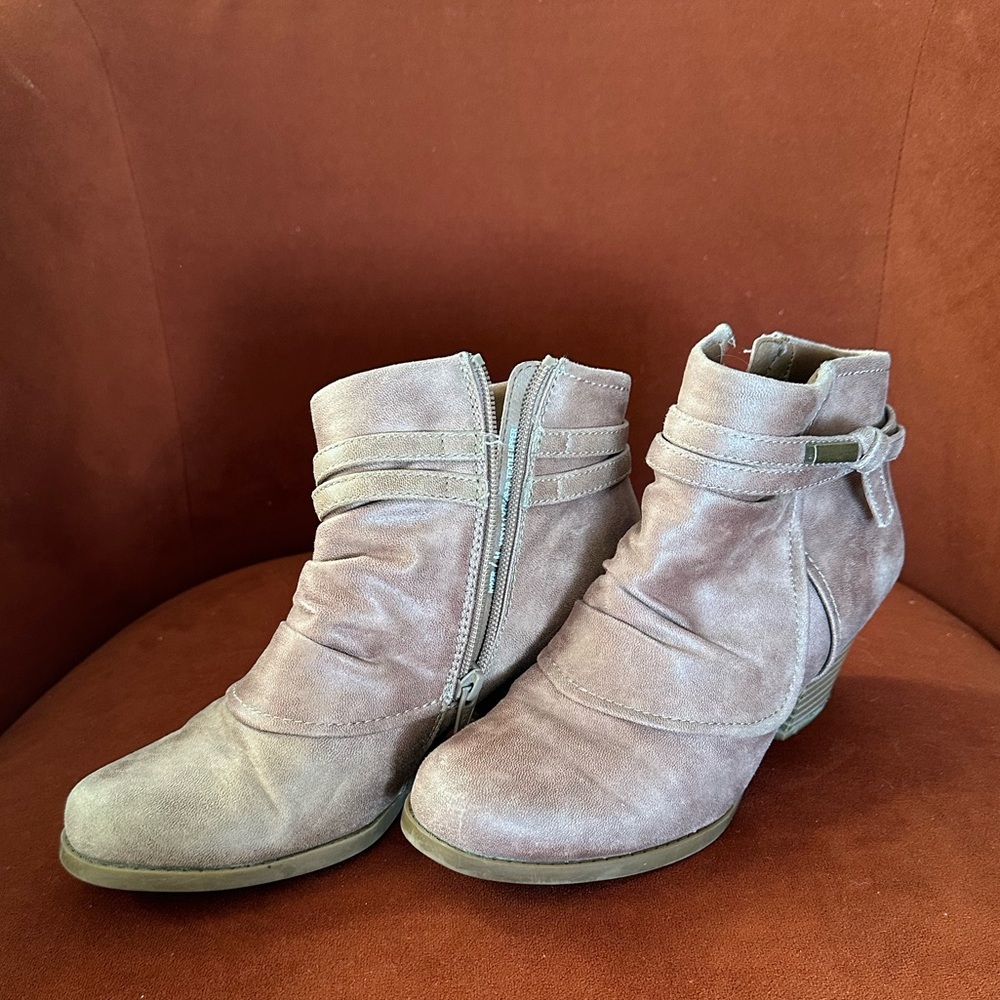 Women's Size 7 YÜÜ Medium Brown Ankle Boots
